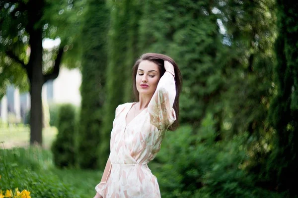 Jovem Mulher Elegante Macacão Chiffon Posando Parque Primavera Verde — Fotografia de Stock