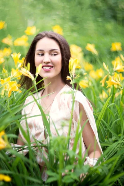 Νεαρή Γυναίκα Χαμογελαστή Στο Θέτοντας Πεδίο Κίτρινα Λουλούδια Άνοιξη Φόρεμα — Φωτογραφία Αρχείου