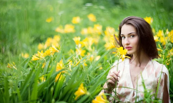 Mujer Tierna Joven Vestido Gasa Posando Flores Amarillas Campo Primavera — Foto de Stock