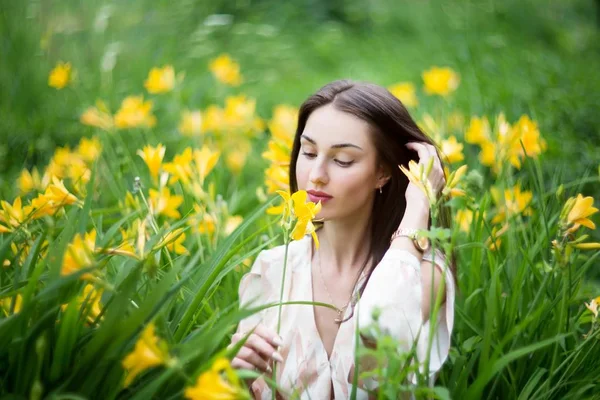 Портрет Ніжної Жінки Шифонній Сукні Позує Жовтих Квітах Весняне Поле — стокове фото