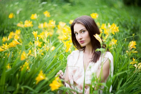 Mujer Tierna Joven Vestido Gasa Posando Flores Amarillas Campo Primavera — Foto de Stock