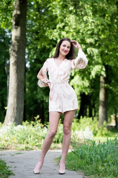 Jeune Femme Élégante Combinaison Mousseline Soie Posant Dans Parc Printemps — Photo