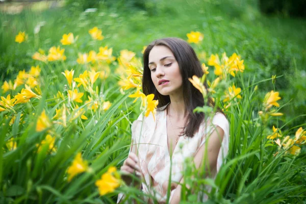 Retrato Mujer Tierna Vestido Gasa Posando Flores Amarillas Campo Primavera — Foto de Stock