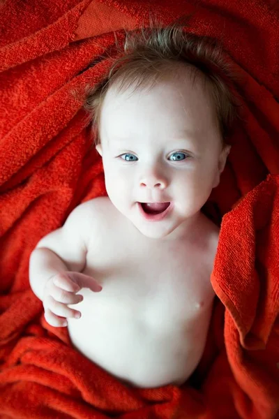 Vista Superior Del Niño Recién Nacido Sonriente Envuelto Manta Roja — Foto de Stock