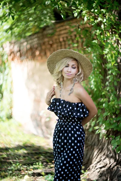 Mulher Loira Romântica Vestido Elegante Com Impressão Bolinhas Posando Parque — Fotografia de Stock