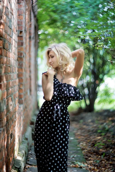 Elegancki Młoda Blondynka Elegancka Sukienka Grochy Drukowanie Pozowanie Tle Ściany — Zdjęcie stockowe