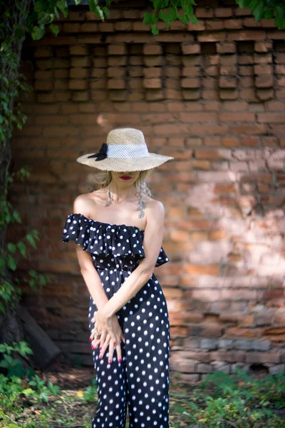 Mulher Loira Vestido Elegante Com Impressão Bolinhas Chapéu Palha Posando — Fotografia de Stock