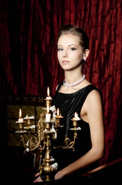 Mujer Joven Vestido Negro Posando Interior Vintage —  Fotos de Stock