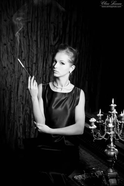 Mujer Joven Elegante Fumando Junto Candelabro Vintage Con Velas Encendidas — Foto de Stock