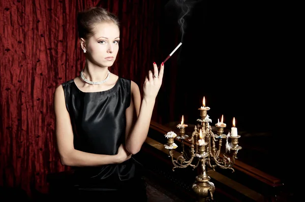 Mujer Joven Elegante Fumando Junto Candelabro Vintage Con Velas Encendidas —  Fotos de Stock