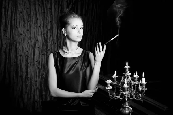 Mujer Joven Elegante Fumando Junto Candelabro Vintage Con Velas Encendidas — Foto de Stock