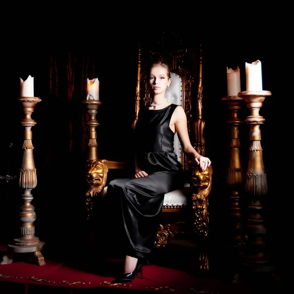 Молодая Женщина Черном Платье Элегантная Прическа Сидя Винтажном Роскошном Кресле — стоковое фото