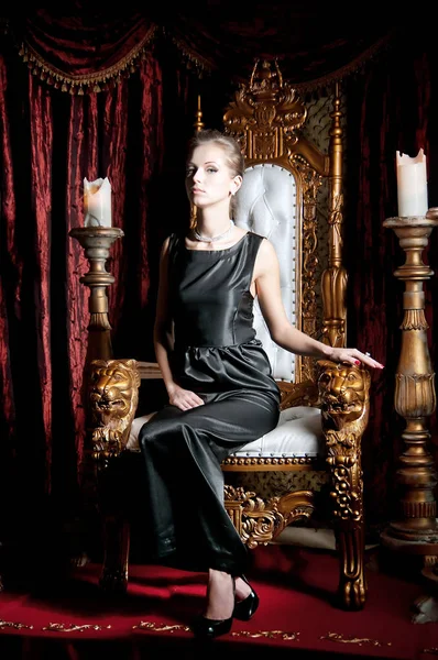 Молодая Женщина Черном Платье Элегантная Прическа Сидя Винтажном Роскошном Кресле — стоковое фото