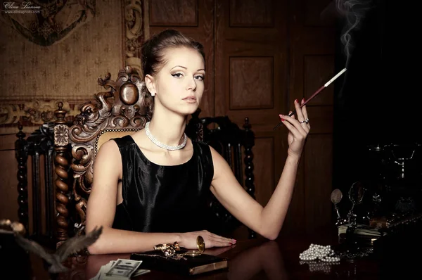 Mujer Elegante Pequeño Vestido Negro Collar Diamantes Fumar Cigarrillo — Foto de Stock