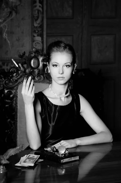 Joven Dama Vestido Negro Fumar Cigarrillo Con Soporte Cigarrillo Habitación —  Fotos de Stock