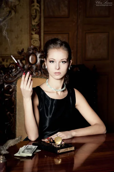 Elegante Mujer Pequeño Vestido Negro Fumar Cigarrillo Interior Madera Vintage —  Fotos de Stock