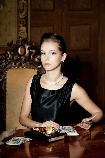 Retrato Mujer Elegante Vestido Negro Estilo Con Diamantes Cuello —  Fotos de Stock