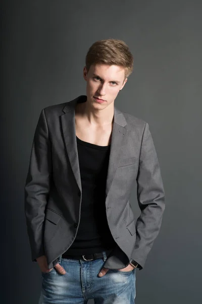 Ritratto Giovane Uomo Serio Shirt Nera Elegante Blazer Posa Sfondo — Foto Stock
