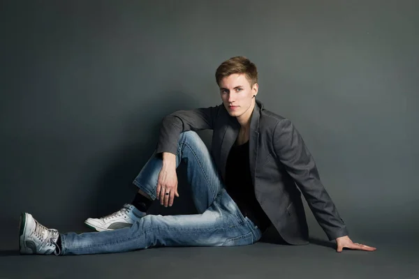 Joven Hombre Sonriente Camiseta Negra Elegante Chaqueta Sentado Posando Sobre — Foto de Stock