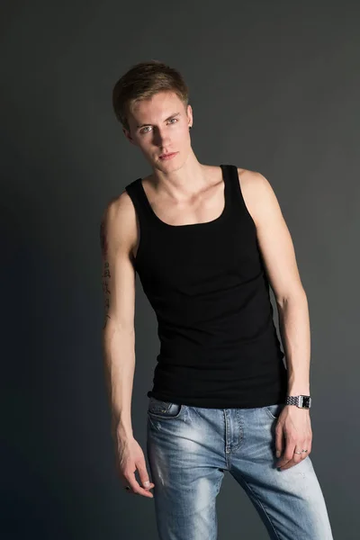 Ritratto Uomo Casual Shirt Nera Posa Sfondo Grigio — Foto Stock