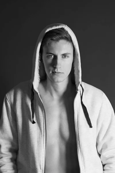 Porträt Eines Ernsten Jungen Mannes Mit Nacktem Oberkörper Weißem Kapuzenpulli — Stockfoto
