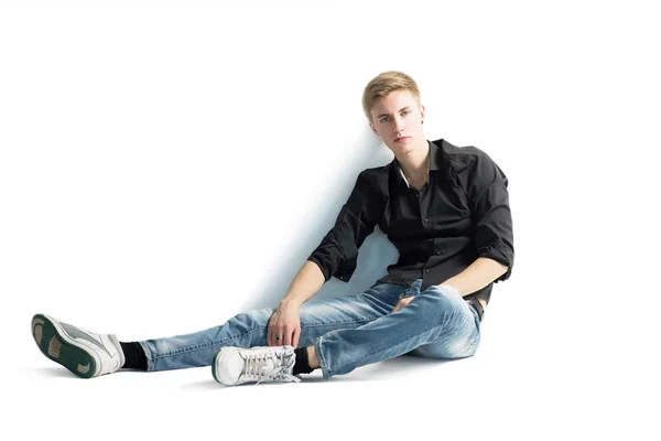 Joven Hombre Serio Camisa Negra Sentado Posando Sobre Fondo Blanco — Foto de Stock