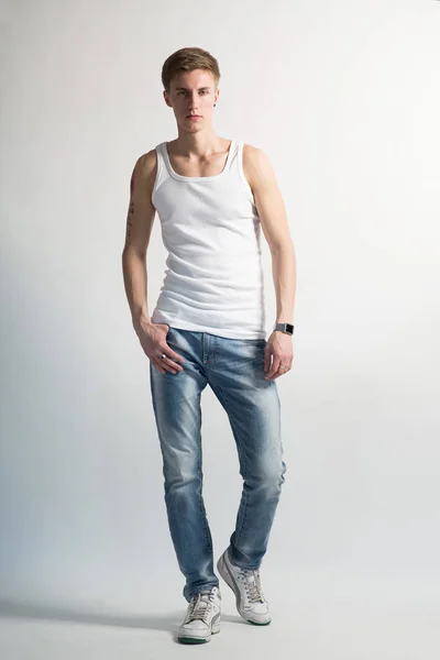 Junger Mann Lässiger Kleidung Posiert Auf Weißem Hintergrund — Stockfoto