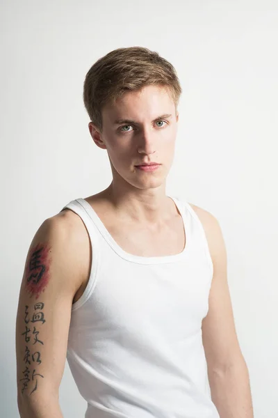 Portrét Mladého Muže Bílé Tričko Které Představují Bílém Pozadí — Stock fotografie