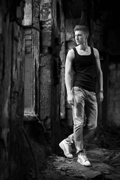 Молодий Чоловік Чорній Футболці Джинсах Позує Спаленому Зруйнованому Будинку — стокове фото