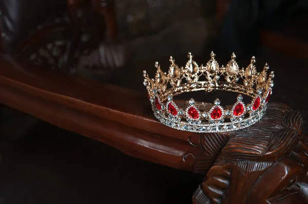 Royal Jewel Crown Med Rubiner Mörk Trä Bakgrund — Stockfoto