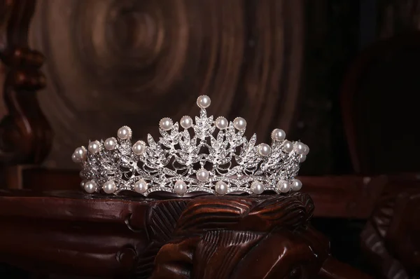 Elegante Diamante Diadema Sfondo Legno — Foto Stock