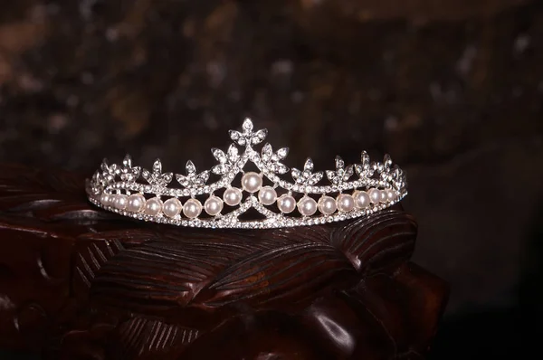 Elegante Diamante Diadema Sfondo Legno — Foto Stock