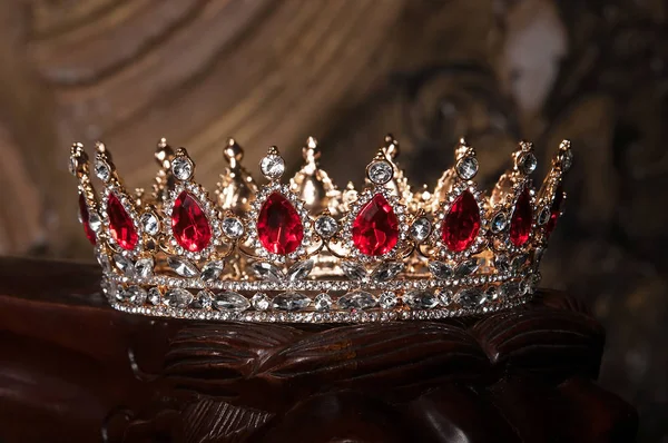 Coroa Jóia Real Com Rubis Fundo Madeira Escura — Fotografia de Stock