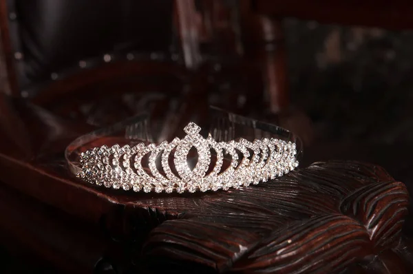 Elegante Diamante Diadema Sfondo Legno — Foto Stock