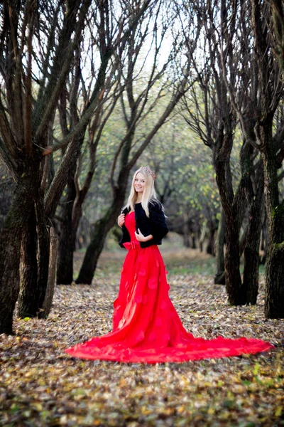 Жінка Червоній Сукні Чорне Хутро Короною Голові Позує Лісі — стокове фото