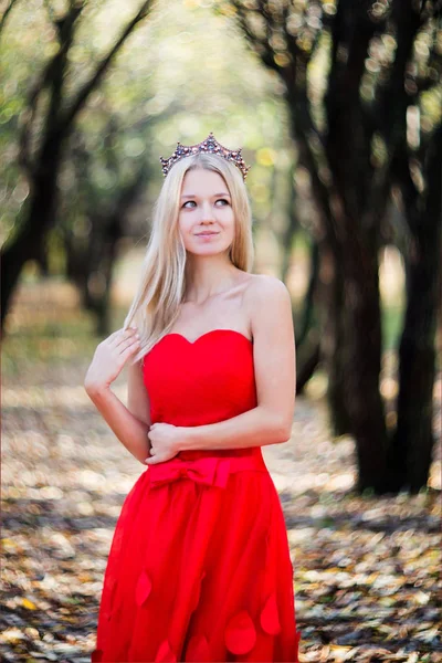 Portrét Mladé Ženy Luxusní Červené Šaty Korunou Hlavě Pózuje Dřevo — Stock fotografie