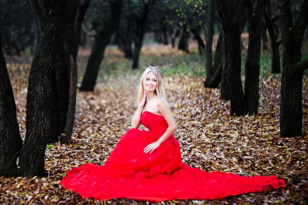 Blond Kvinna Kronan Och Elegant Röd Klänning Poserar Höst Park — Stockfoto
