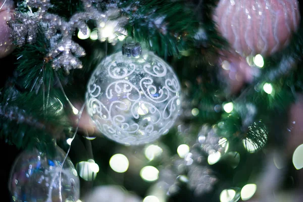 Berkilau Natal Dekorasi Dengan Karangan Bunga Pada Pohon Natal — Stok Foto