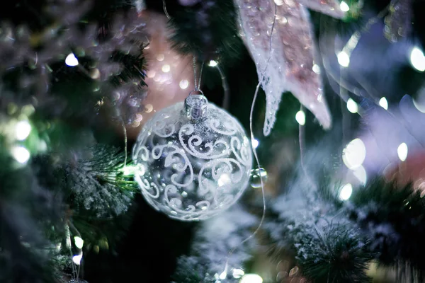 Fonkelende Kerstdecoratie Met Garland Kerstboom — Stockfoto