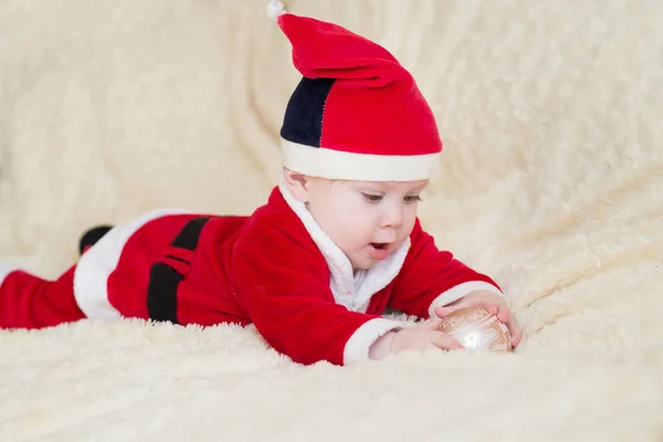 Menino Traje Papai Noel Brincando Com Bola Natal — Fotografia de Stock