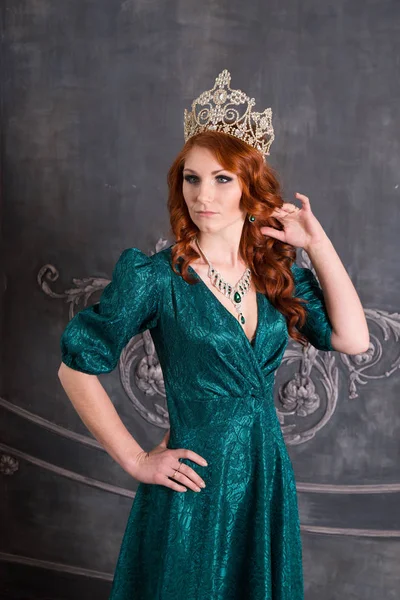 Portrait Ginger Young Woman Emerald Dress Luxury Diamond Tiara Posing — Stock Photo, Image