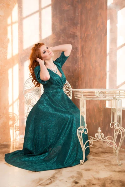 Elegante Vrouw Stijlvolle Groene Jurk Met Dure Emerald Sieraden Poseren — Stockfoto