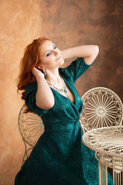 Retrato Mujer Joven Con Joyas Esmeralda Costosas Sentado Interior Lujo —  Fotos de Stock