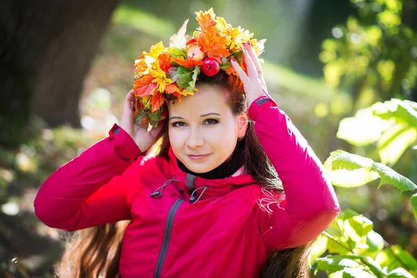 Πορτρέτο Της Νεαρής Γυναίκας Στεφάνι Του Φθινοπώρου Φύλλα Στο Κεφάλι — Φωτογραφία Αρχείου