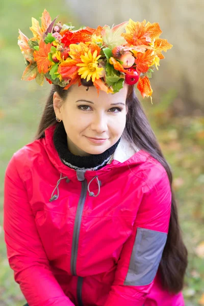 Portret Młodej Kobiety Wieniec Jesiennych Liści Głowie Parku — Zdjęcie stockowe