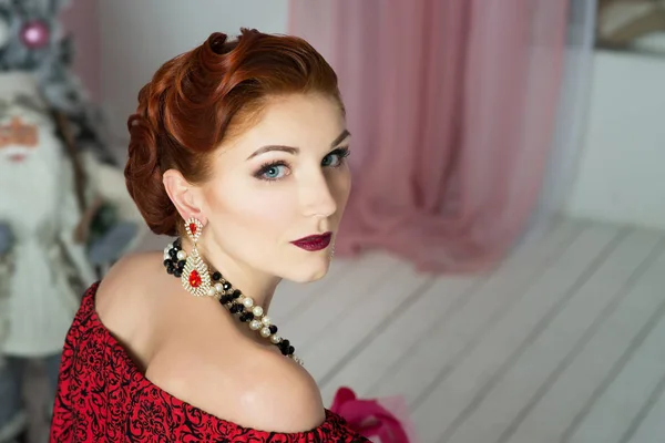 Linda Jovem Com Penteado Vintage Maquiagem Vestido Vermelho — Fotografia de Stock