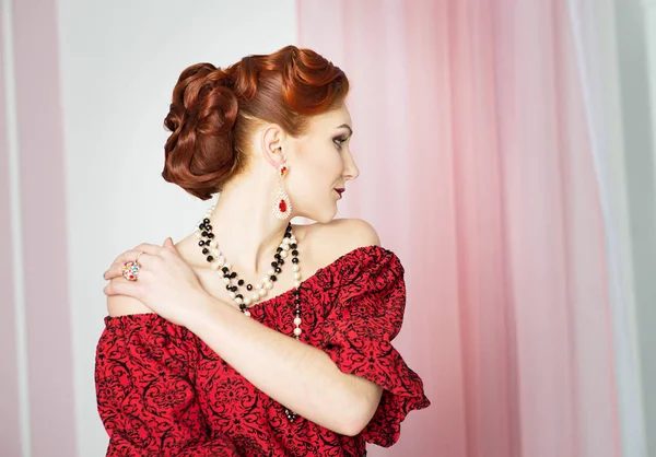 Preciosa Joven Con Peinado Vintage Maquillaje Vestido Rojo — Foto de Stock