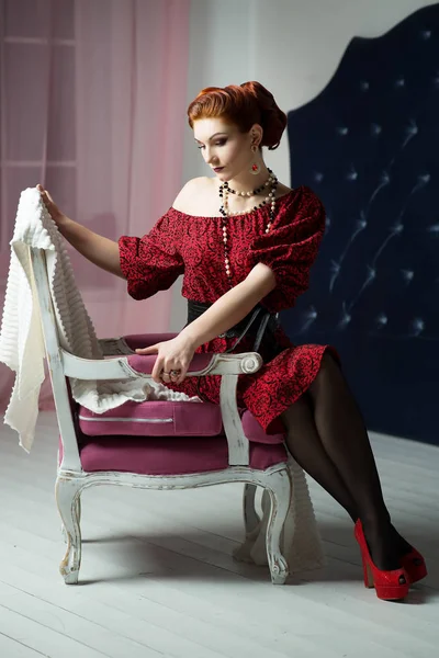 Preciosa Mujer Joven Con Peinado Vintage Maquillaje Vestido Rojo Sentado —  Fotos de Stock