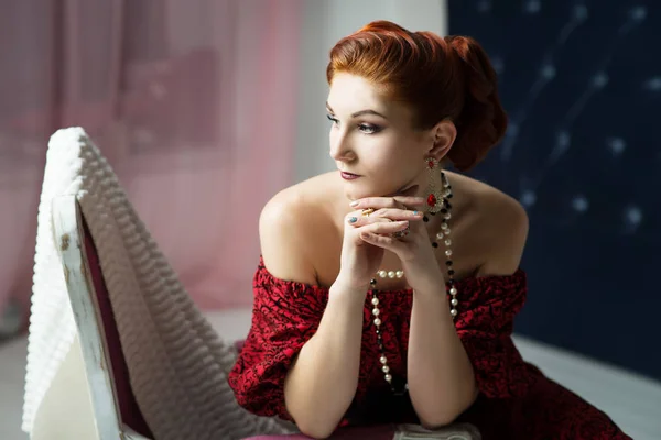 Preciosa Mujer Joven Con Peinado Vintage Maquillaje Vestido Rojo Sentado —  Fotos de Stock