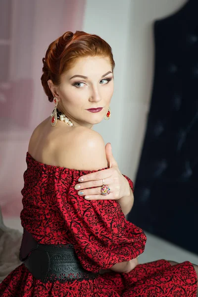 Preciosa Joven Con Peinado Vintage Maquillaje Vestido Rojo —  Fotos de Stock